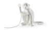  Monkey Lampa White siedzi