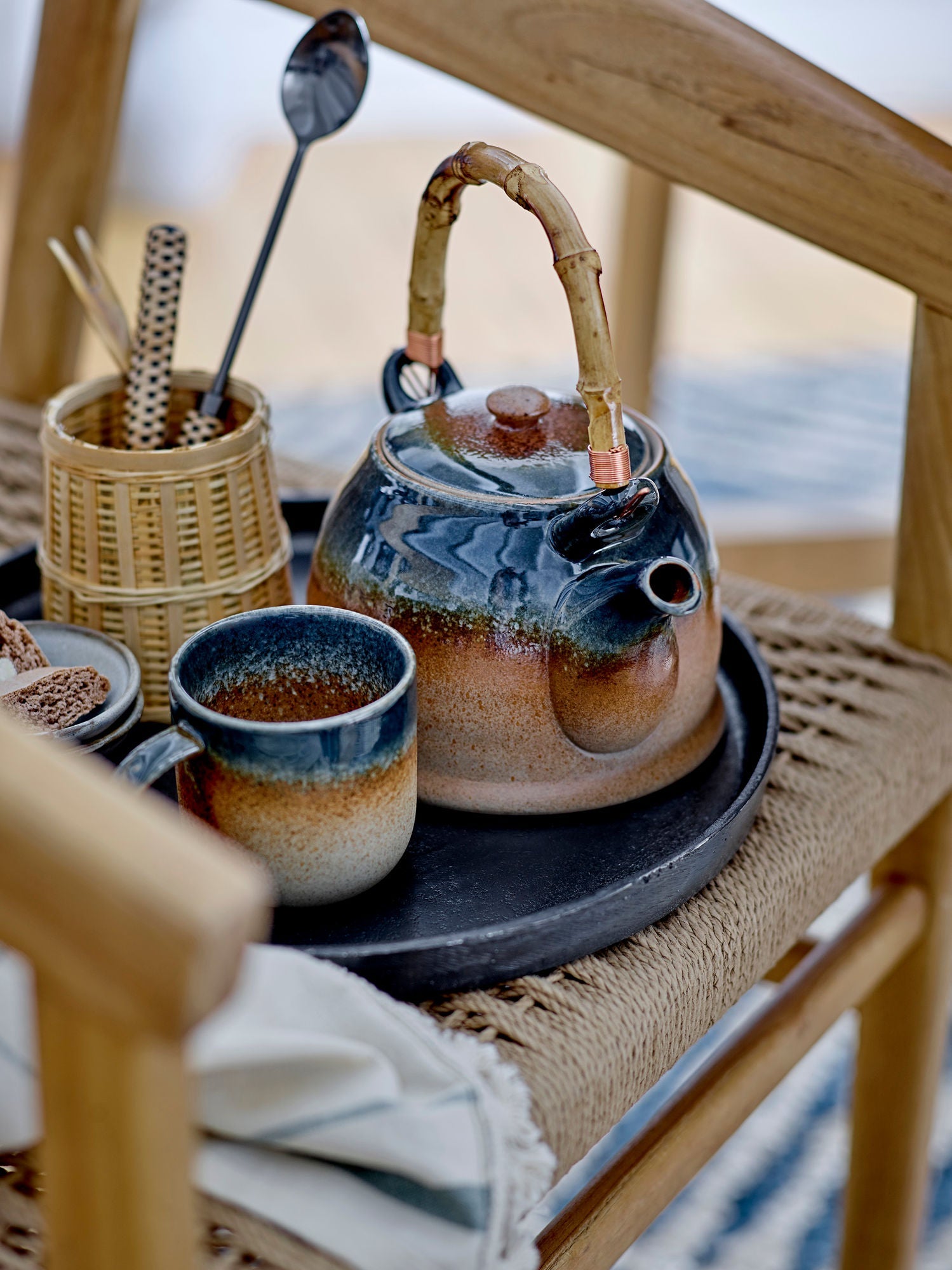 Bloomingville Aura Teapot z teastrainer, niebieski, porcelanowy