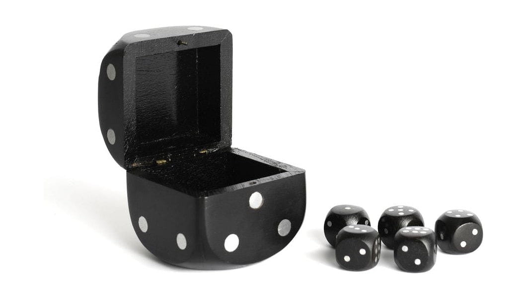 Authentowe modele kostki pudełko rzucają kostką, czarny