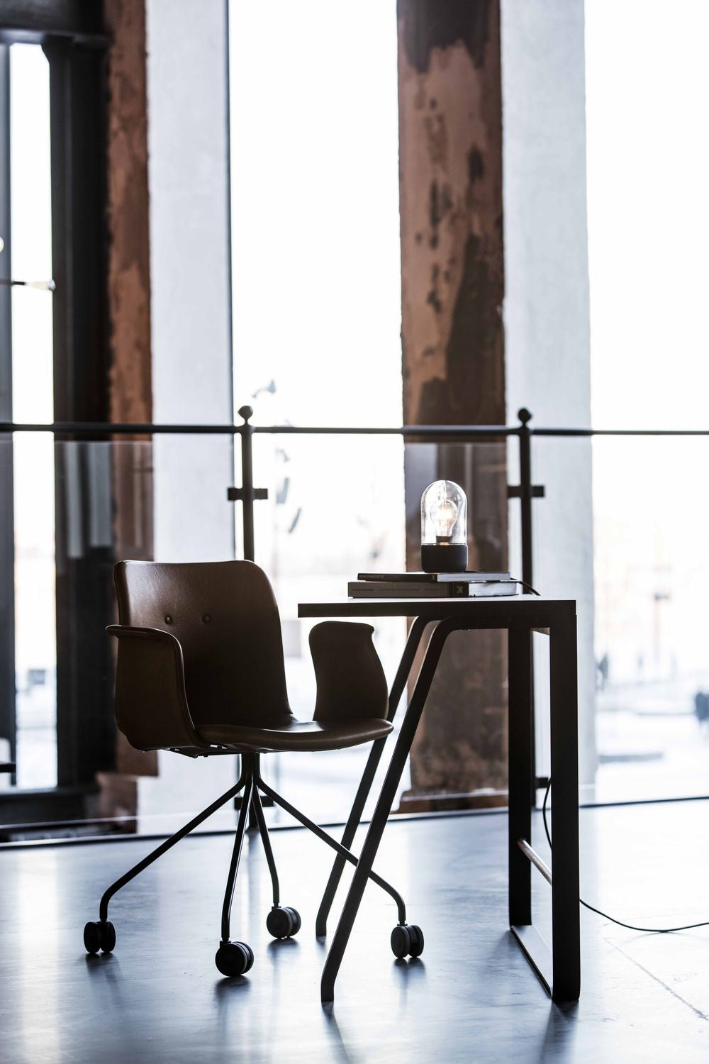 Gięte krzesło Hansen Primum z podłokietlami czarne kółka, skóra Tartufo Davos