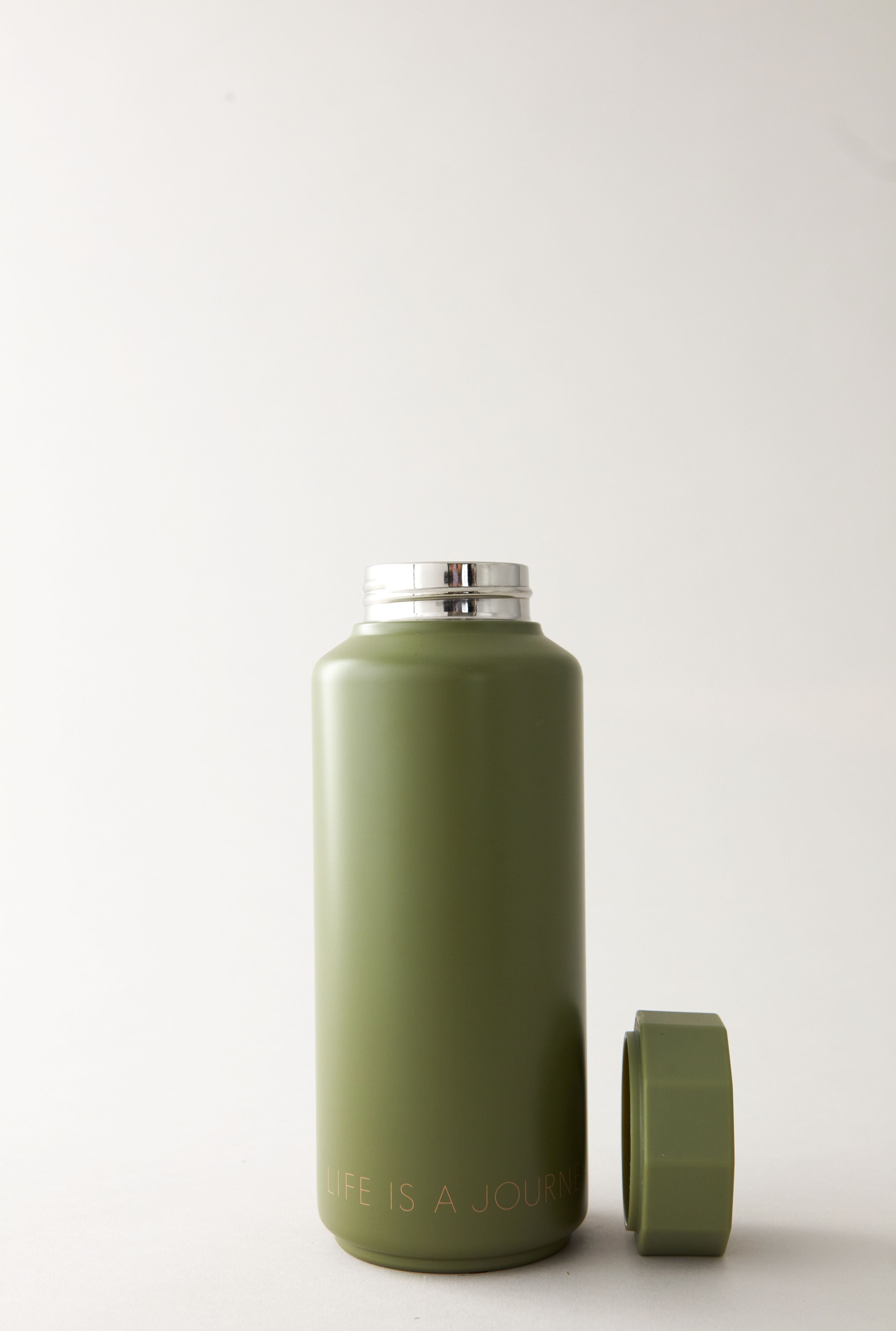 Projektowanie liter ton na tonowej butelce termicznej, leśny zielony