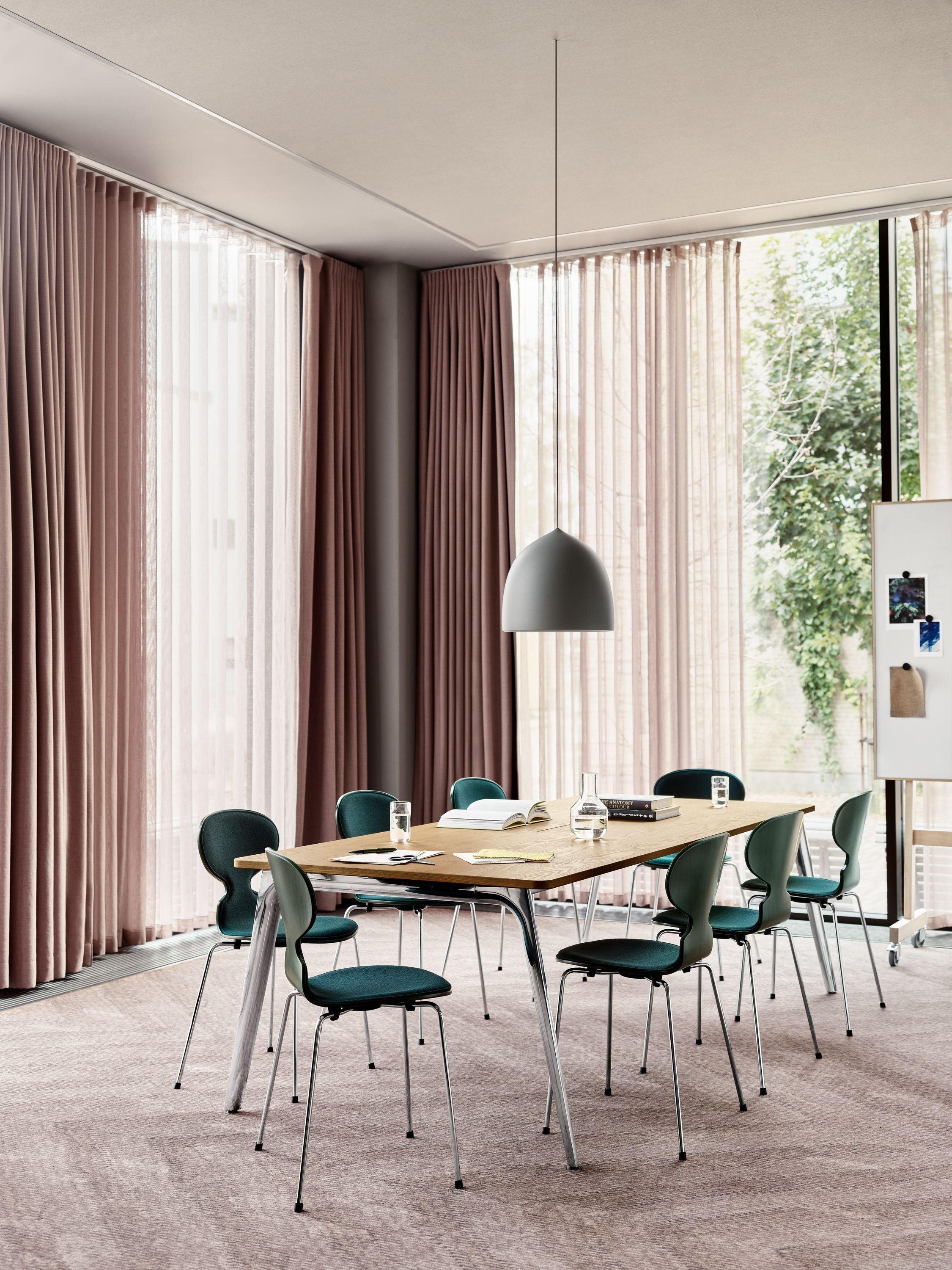 Fritz Hansen 3101 Ant Krzesło przednie tapicerowane, skorupa: kolorowy fornir czarny, tapicerka: Vanir Textile Black/Grey, podstawa: stal/chrom