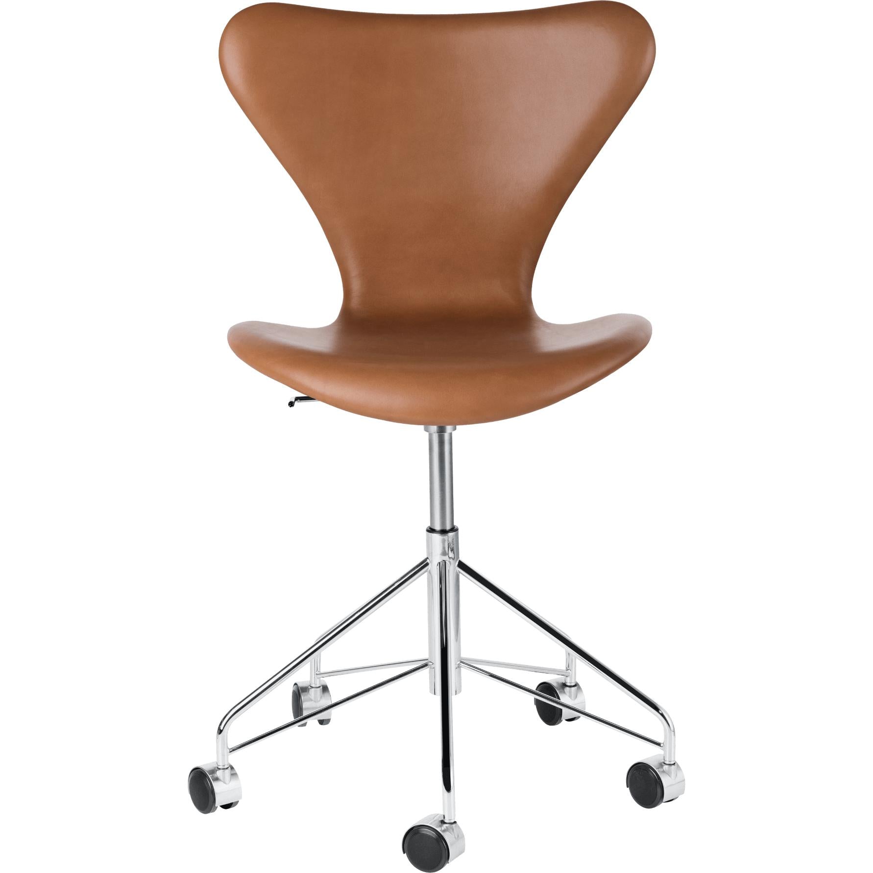 Fritz Hansen Series 7 Chair Swivel Chair Full Upholstery Leather Grace, Walnut