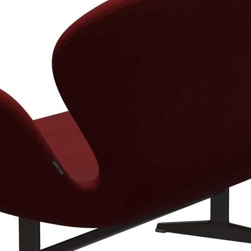 Fritz Hansen Swan Sofa 2 osobę, brązowy brąz/Comfort Dark Red (01153)