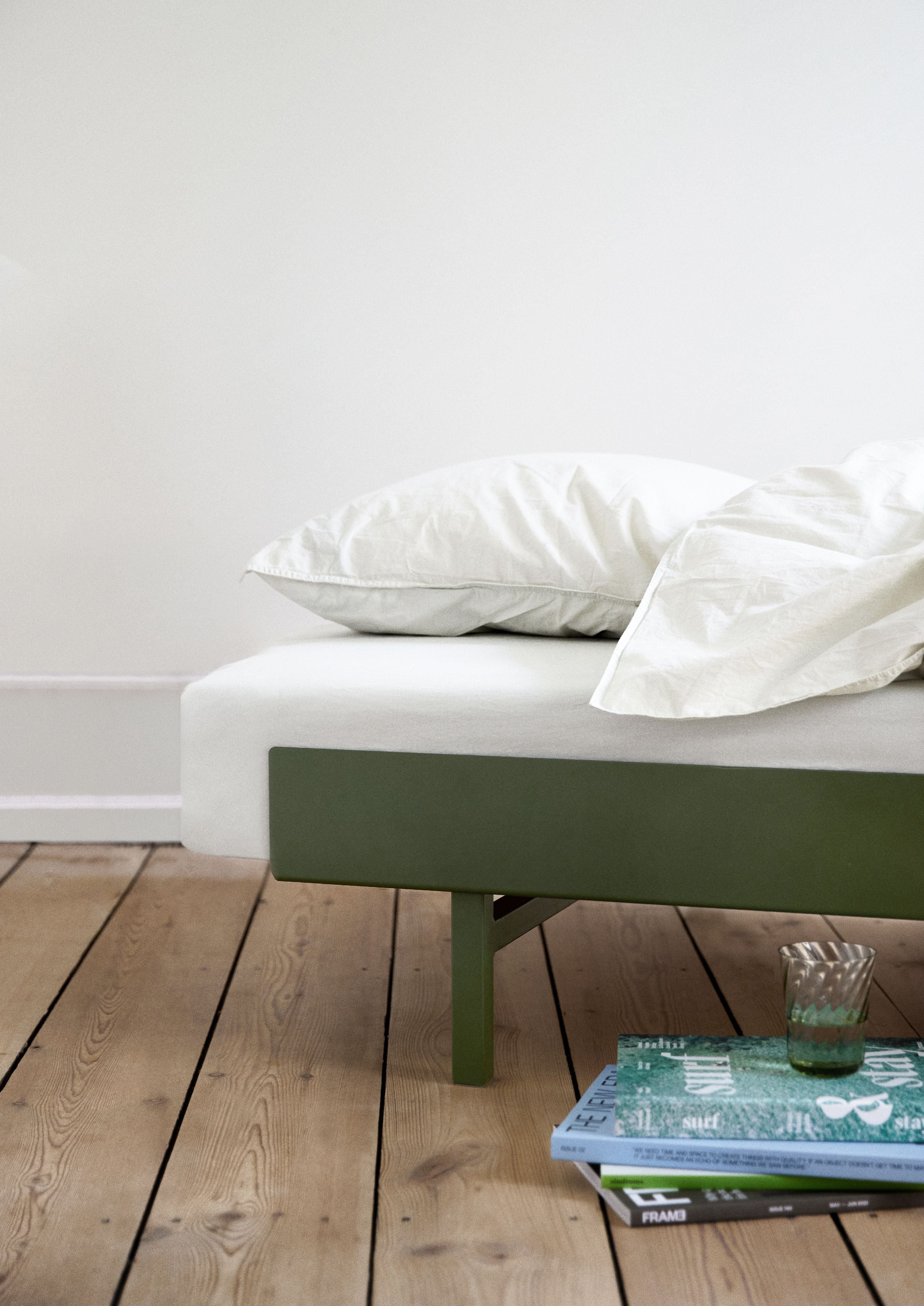 Łóżko Moebe z 2 stołami nocnymi 90 cm, sosnowy zielony