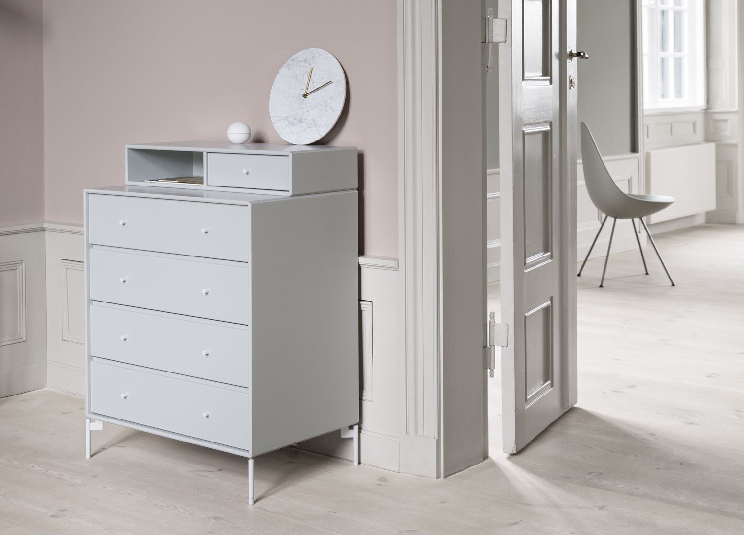 Montana Keep Chest Of Drawers With Legs, Snow White/Matt Chrome