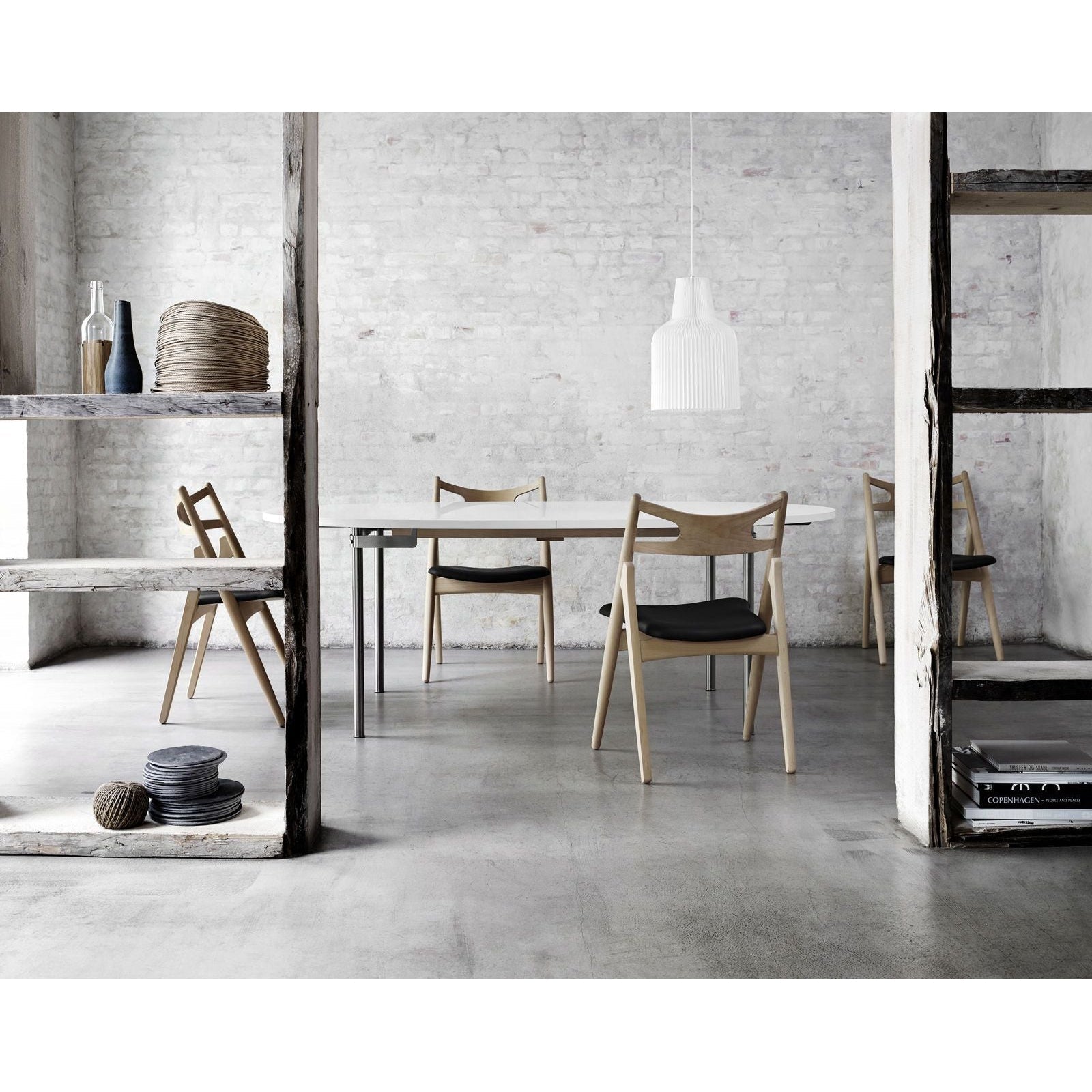 Carl Hansen CH29 P Krzesło Sawbuck, naoliwiona dębowa/czarna skóra