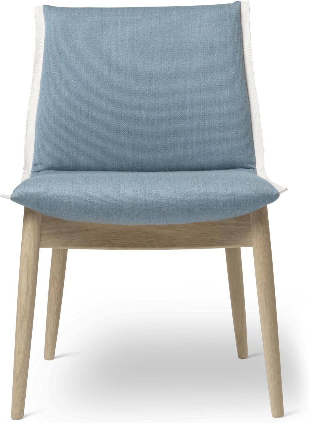 Carl Hansen E004 Embrace krzesło, biały dębowy dąb, jasnoniebieski tkanina