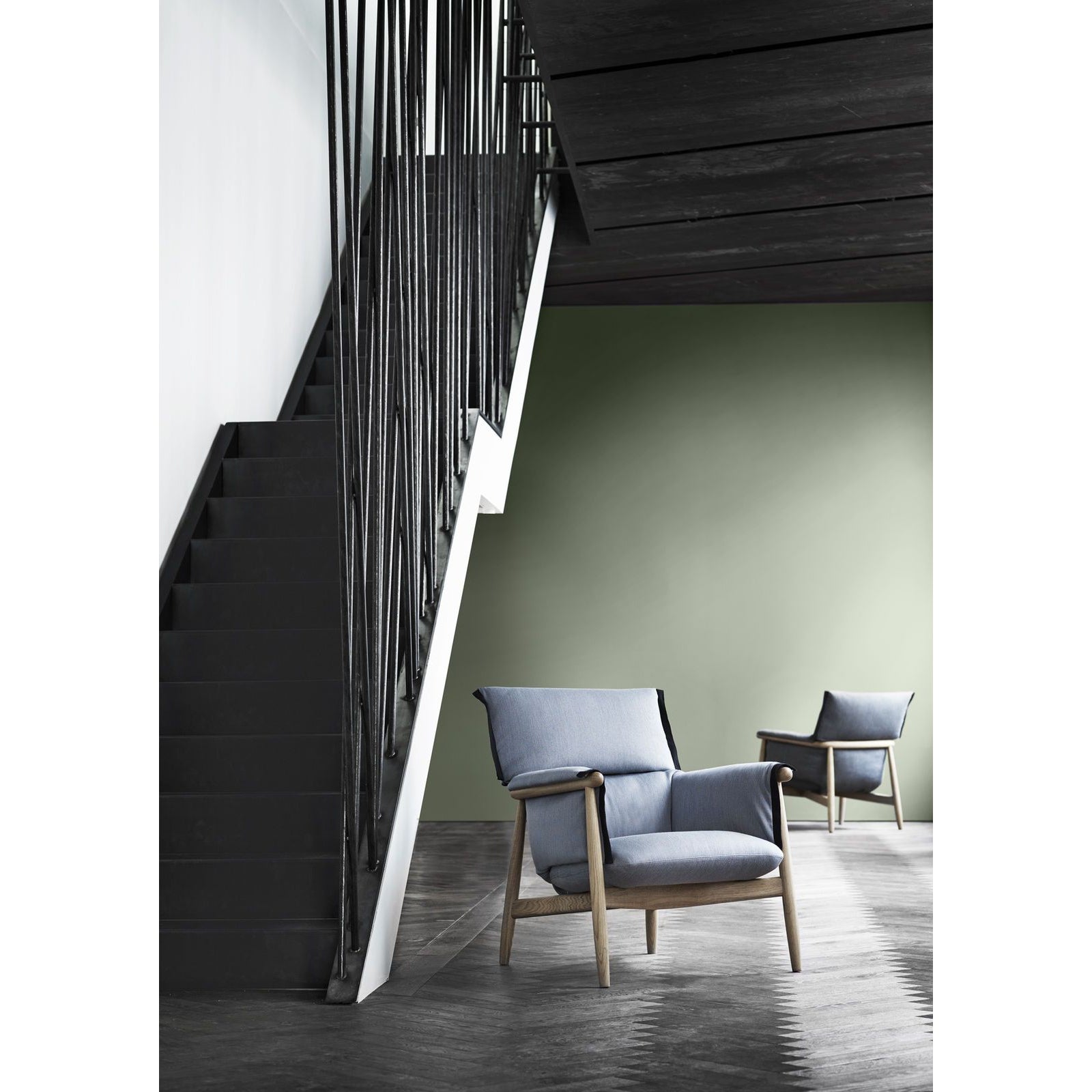 Carl Hansen E005 Emcare Fotel, naoliwiona dębowa/brązowa skóra