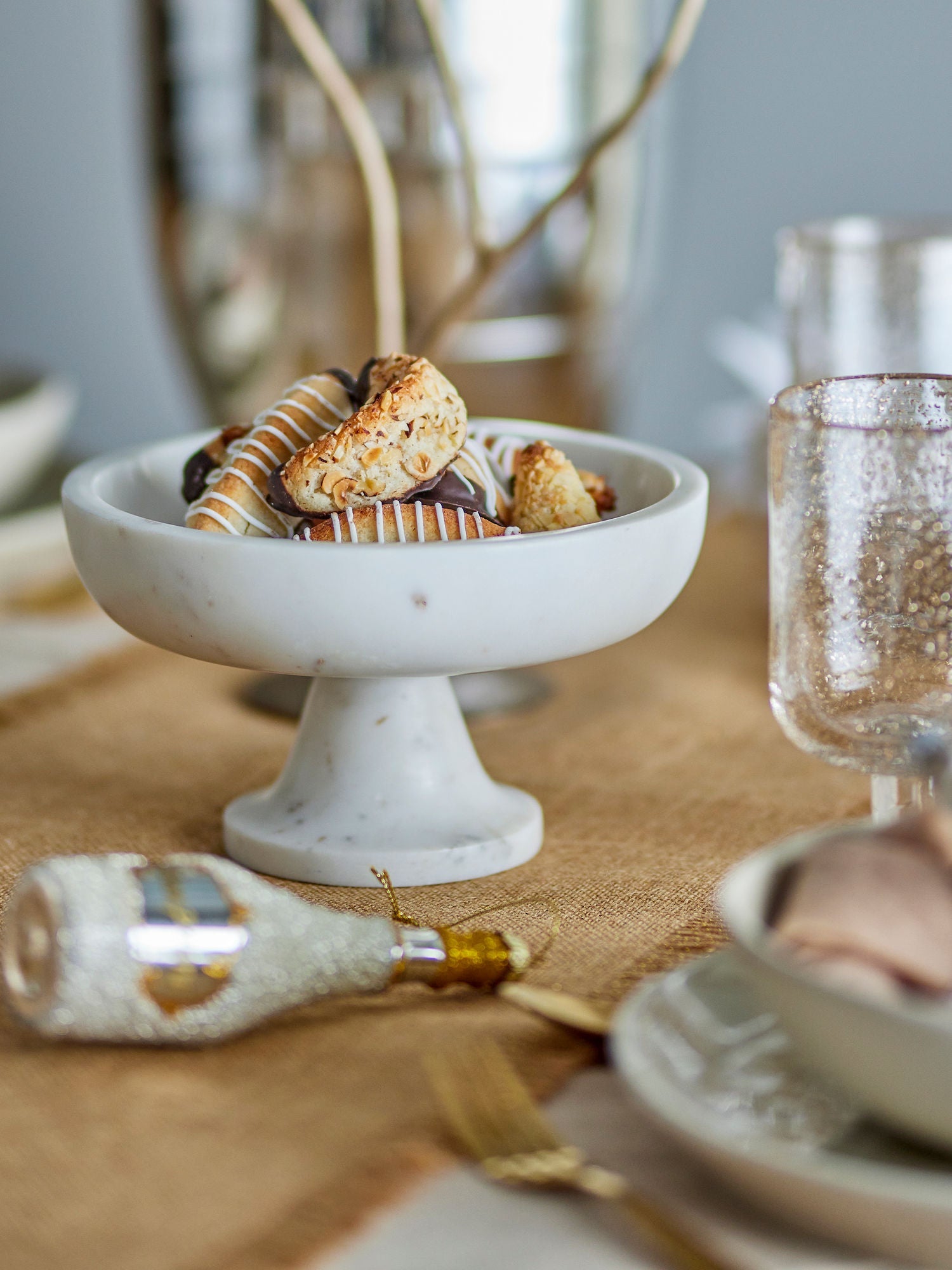 Bloomingville Eris Pedestal Bowl, White, Marble