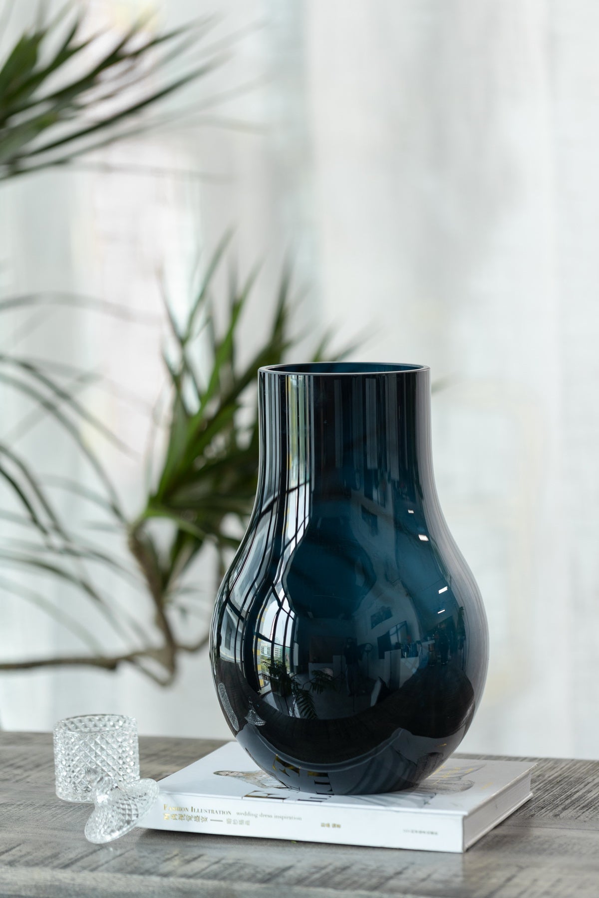 Modern elegant vase in deep blue quality glass, DAVOS10