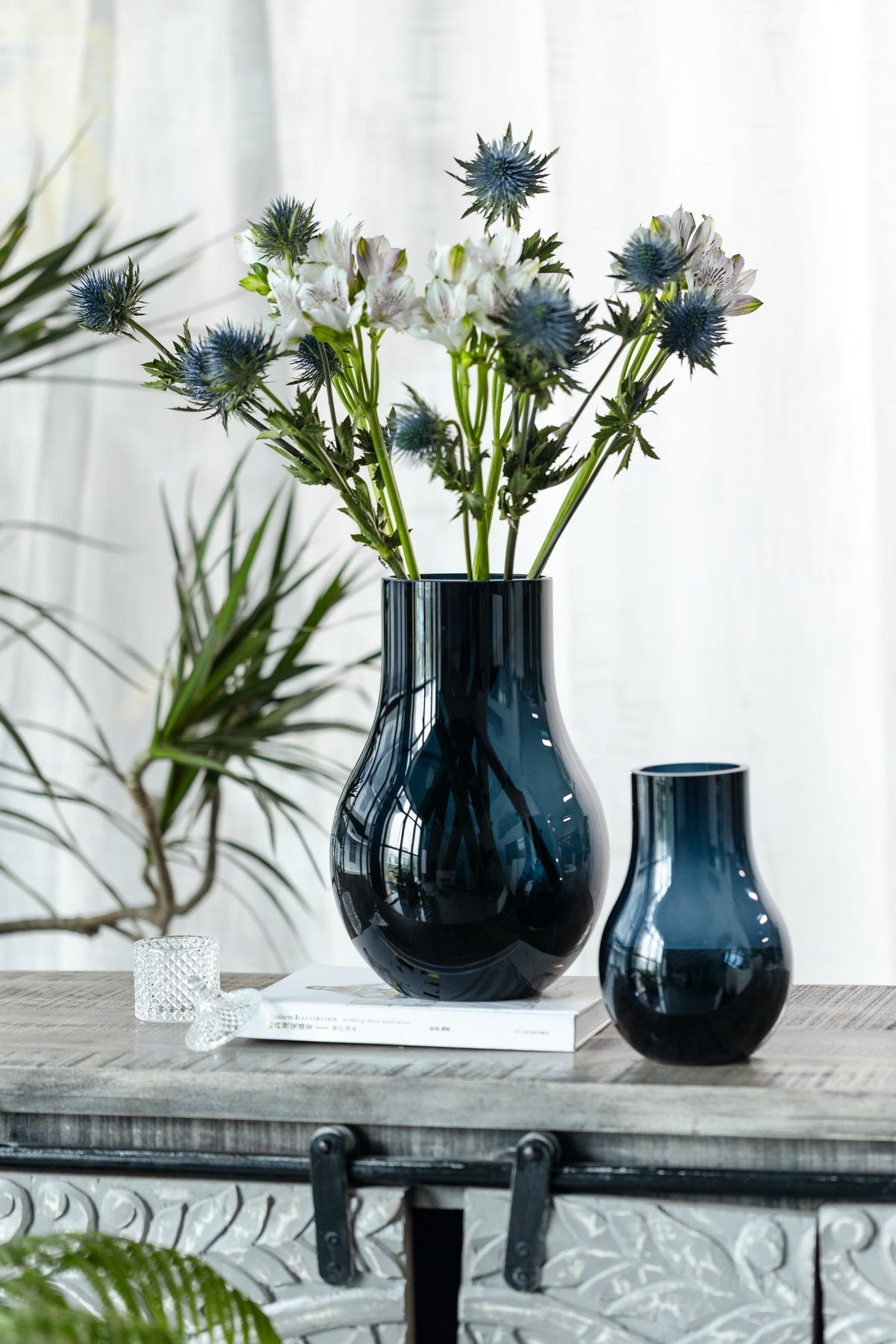 Modern elegant vase in deep blue quality glass, DAVOS10