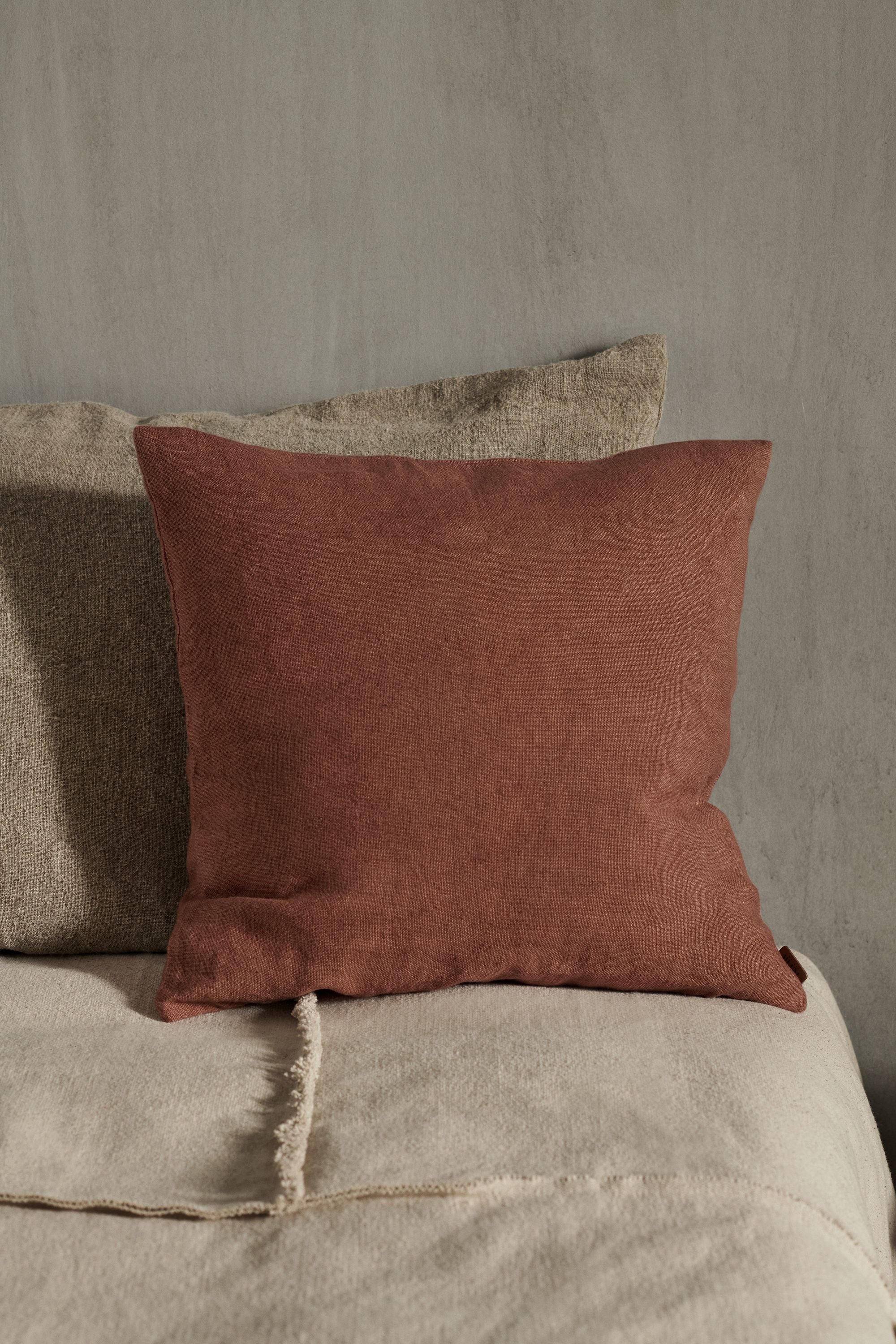 Ferm Living Heavy Linen poduszka, Berry Red