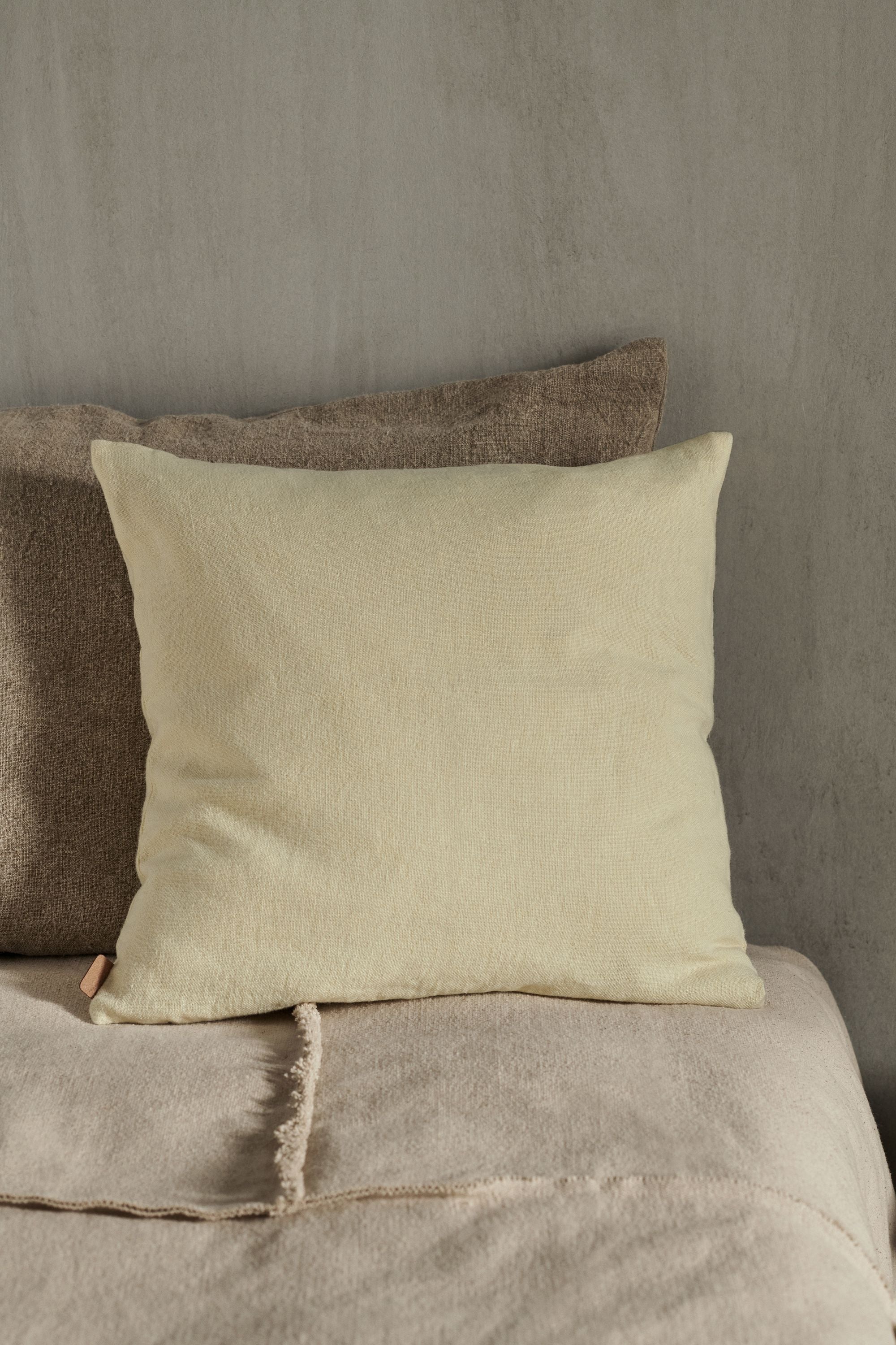 Ferm Living Heavy Linen poduszka, cytryna