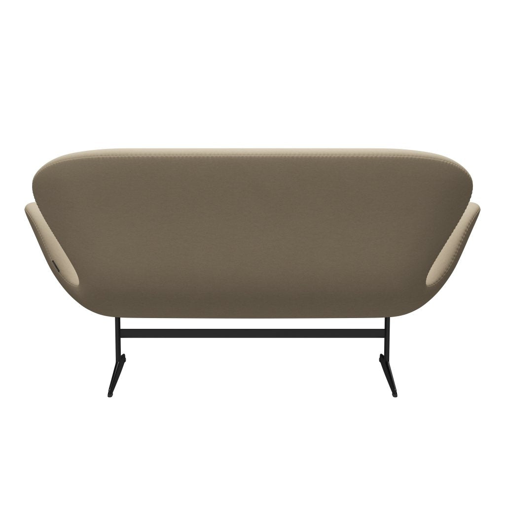 Fritz Hansen Swan Sofa 2 osobę, czarne lakierowane/komfortowe światło piasku (61002)