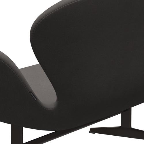 Fritz Hansen Swan Sofa 2 osobę, brązowy brąz/komfort ciemnoszary (60008)