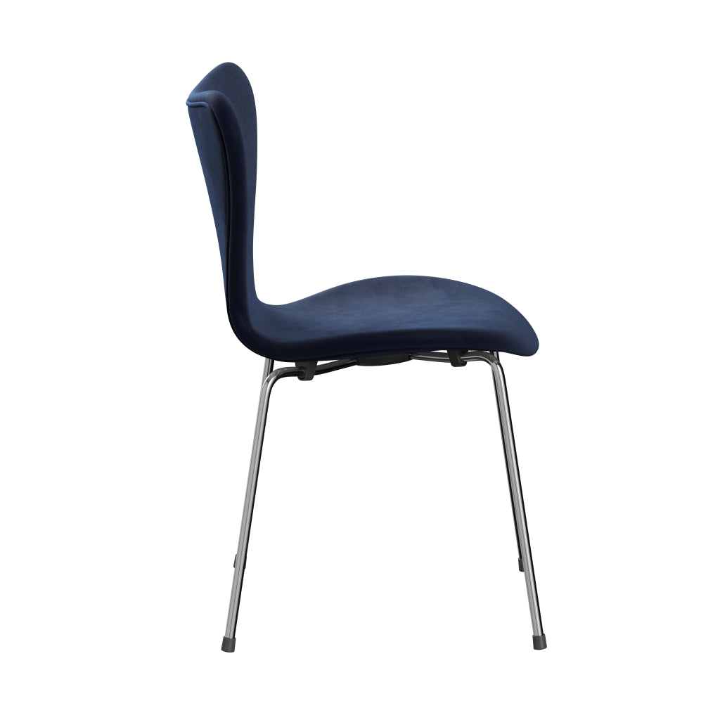 Fritz Hansen 3107 Krzesło pełna tapicerka, Chrom/Belfast Velvet Midnight Blue