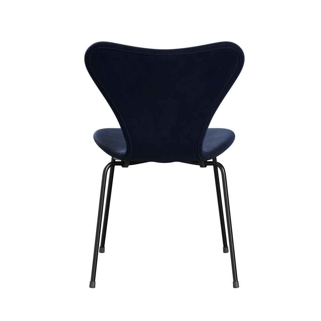 Fritz Hansen 3107 Krzesło pełna tapicerka, czarny/Belfast Velvet Midnight Blue