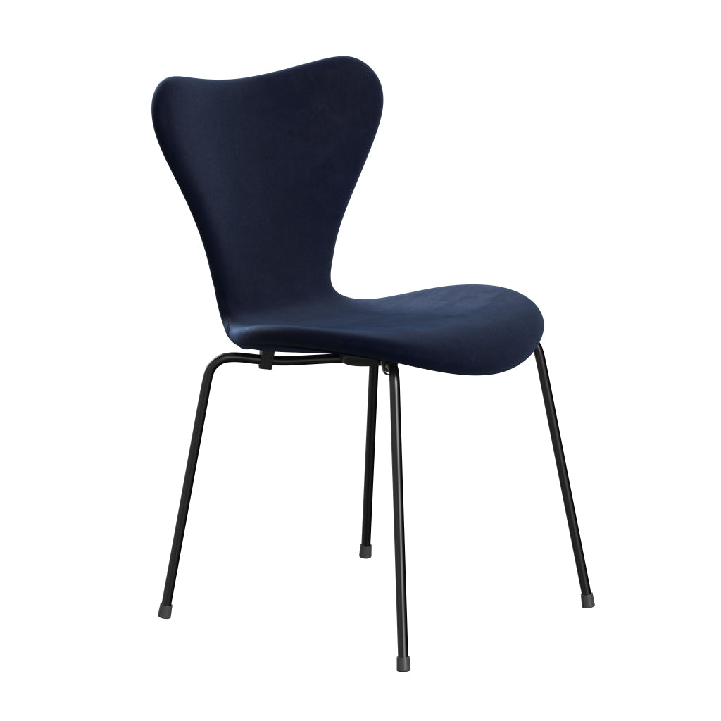 Fritz Hansen 3107 Krzesło pełna tapicerka, czarny/Belfast Velvet Midnight Blue