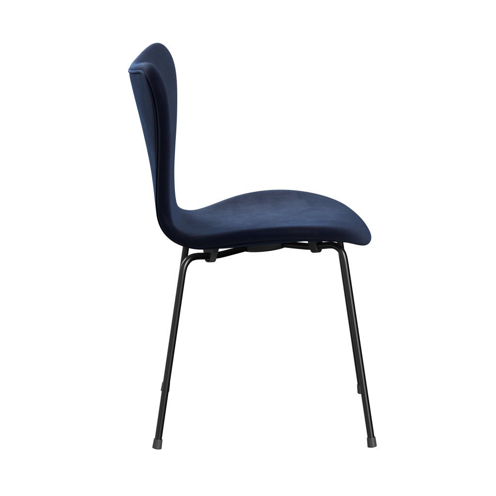 Fritz Hansen 3107 Krzesło pełna tapicerka, czarny/Belfast Velvet Midnight Blue