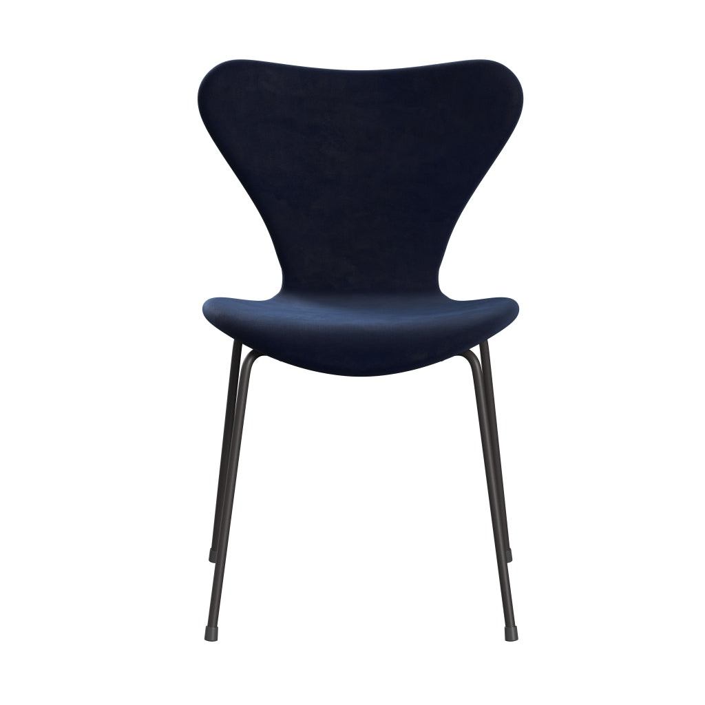 Fritz Hansen 3107 Krzesło pełna tapicerka, ciepły grafit/Belfast Velvet Midnight Blue