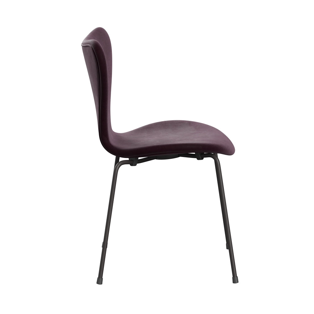 Fritz Hansen 3107 Krzesło pełna tapicerka, ciepły grafit/Belfast Velvet Ciemna śliwka