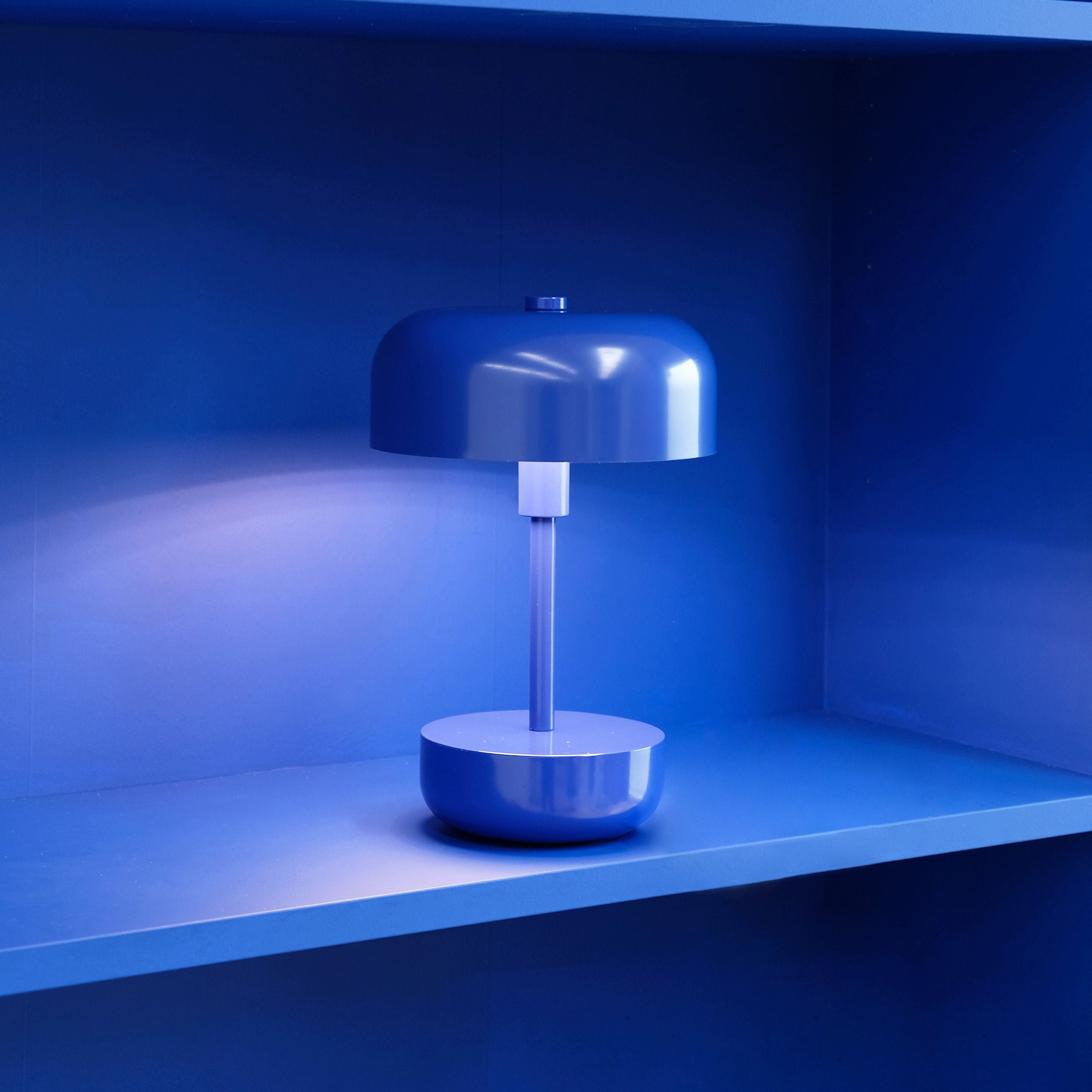 Dyberg Larsen Haipot ładowna lampa stołowa, niebieski