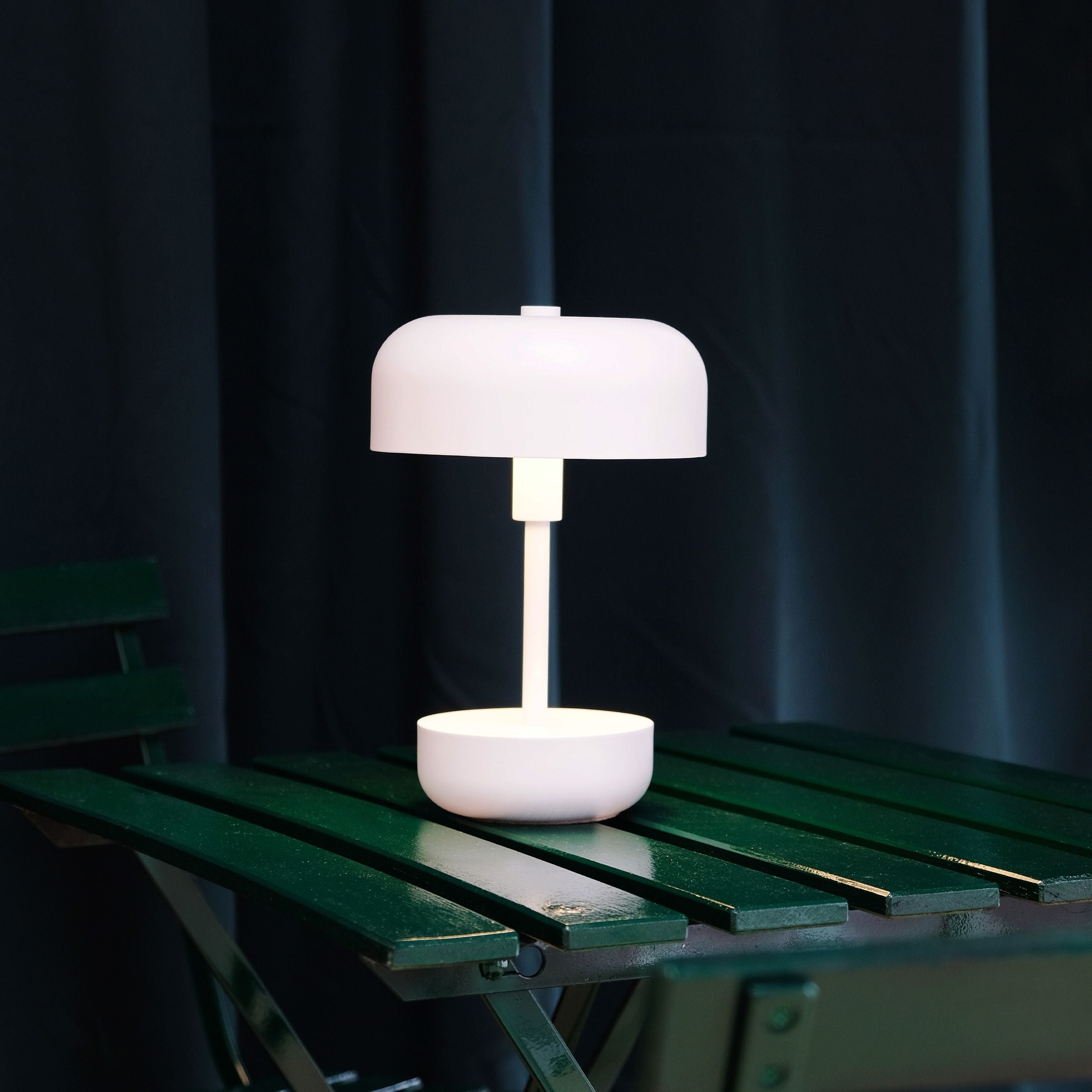 Dyberg Larsen Haipot ładowna lampa stołowa, biała