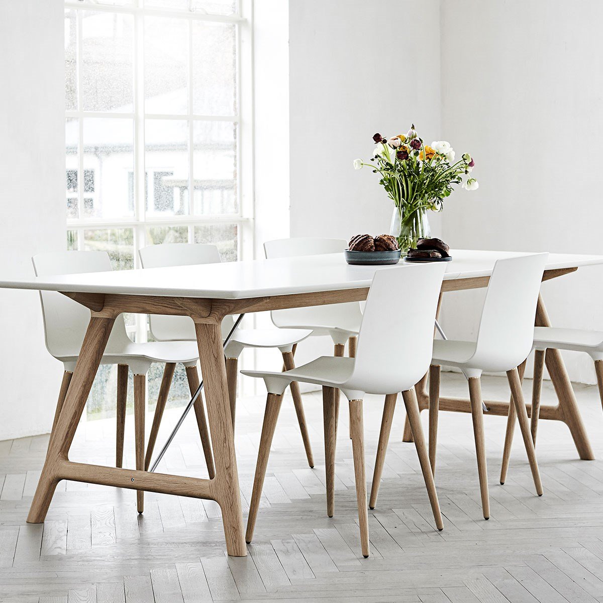 Andersen Furniture T7 Wyciągany stół biały laminat, czarna rama, 220 cm