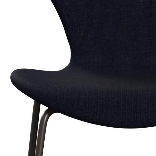 Fritz Hansen 3107 Krzesło pełna tapicerka, brązowy brąz/płótno Midnight Blue