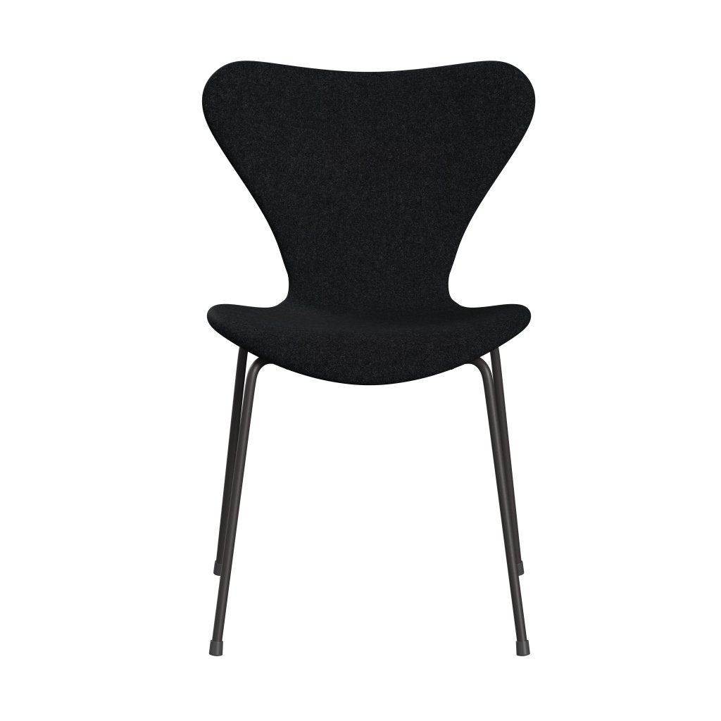 Fritz Hansen 3107 Krzesło pełna tapicerka, ciepły grafit/Divina MD Black