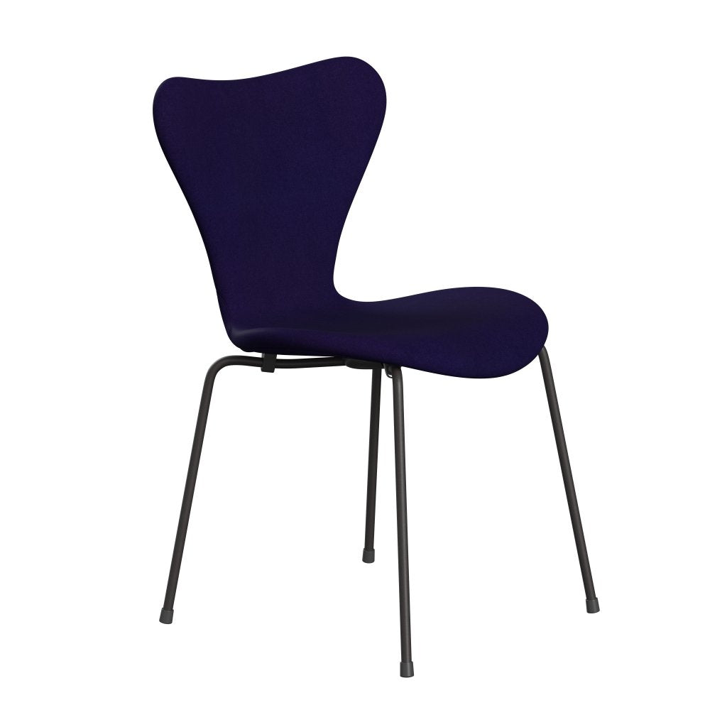 Fritz Hansen 3107 Krzesło pełna tapicerka, ciepły grafit/Divina Violet Dark (DIV692)