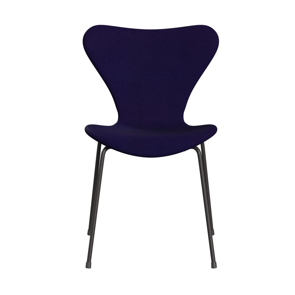 Fritz Hansen 3107 Krzesło pełna tapicerka, ciepły grafit/Divina Violet Dark (DIV692)