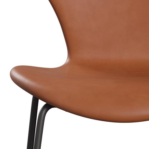 Fritz Hansen 3107 Krzesło pełna tapicerka, ciepły grafit/Grace Walnut