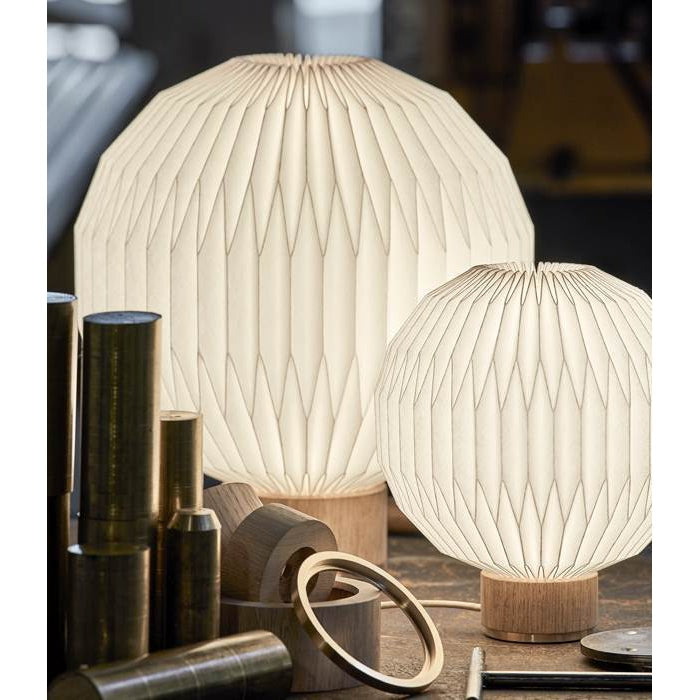 Model Le Klint Model 375 Średnia lampa stołowa z papierowym abażurem