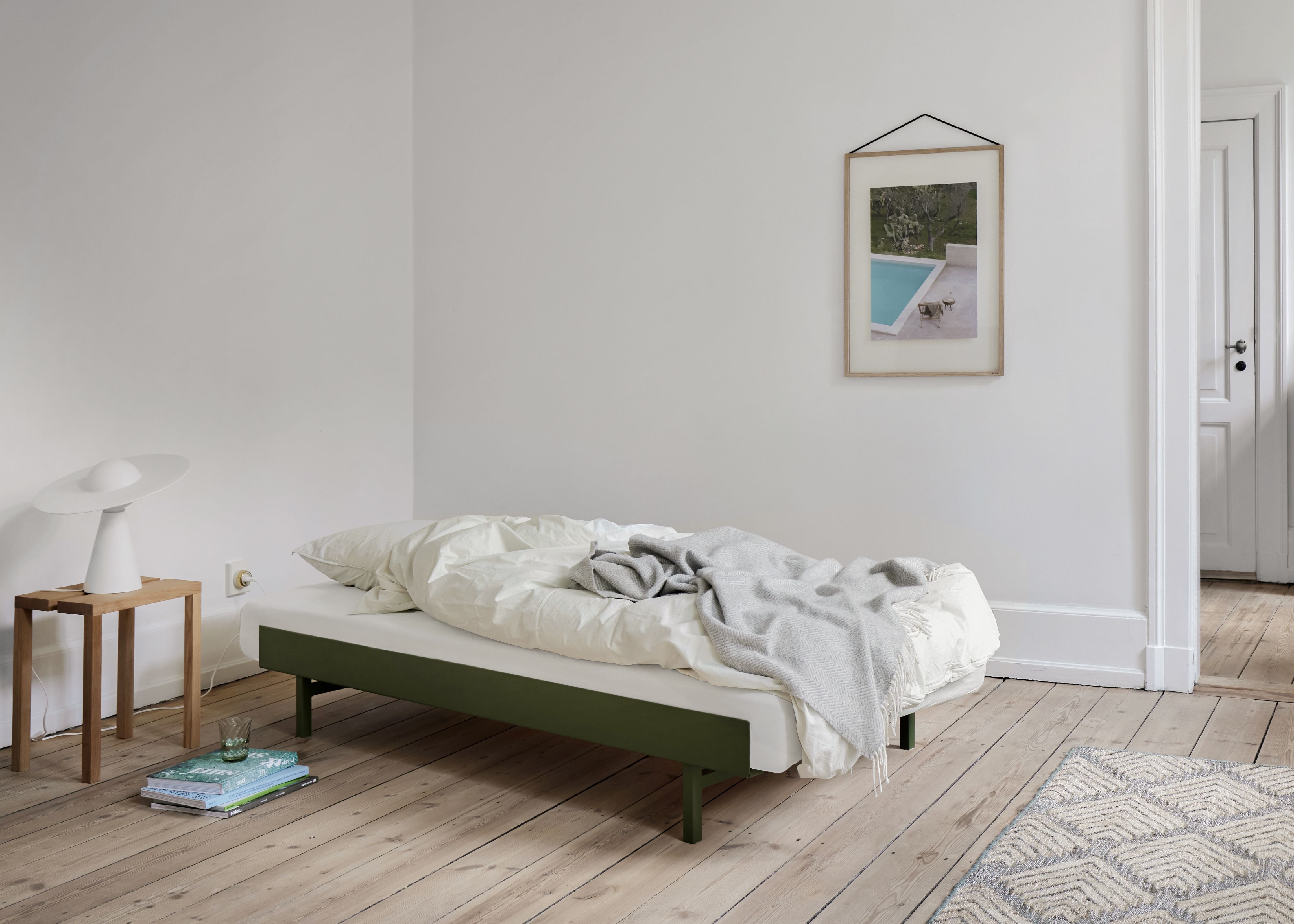 Łóżko Moebe z 1 nocnym stołem 90 180 cm, sosna zielona