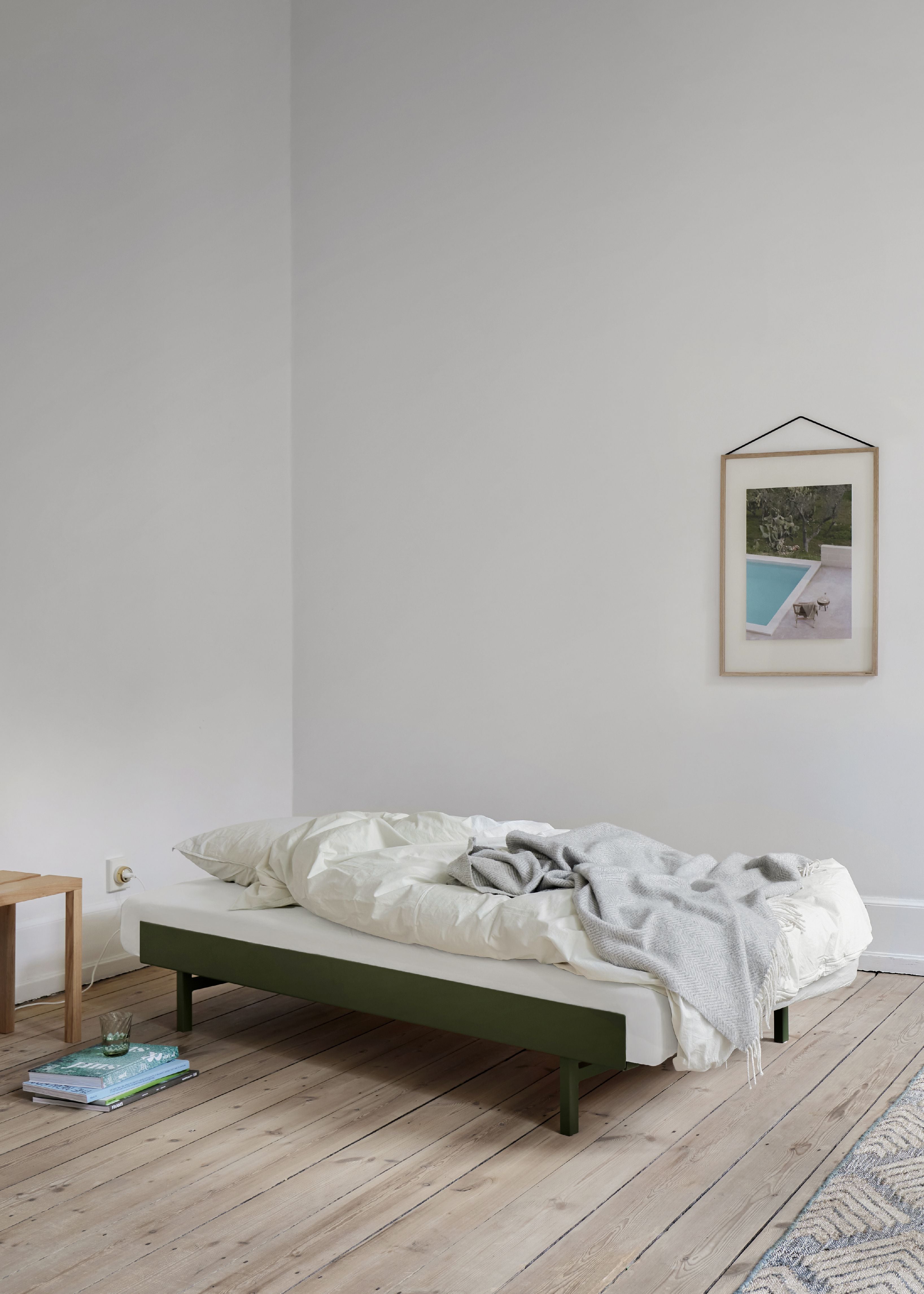 Łóżko Moebe z 1 nocnym stołem 90 180 cm, sosna zielona