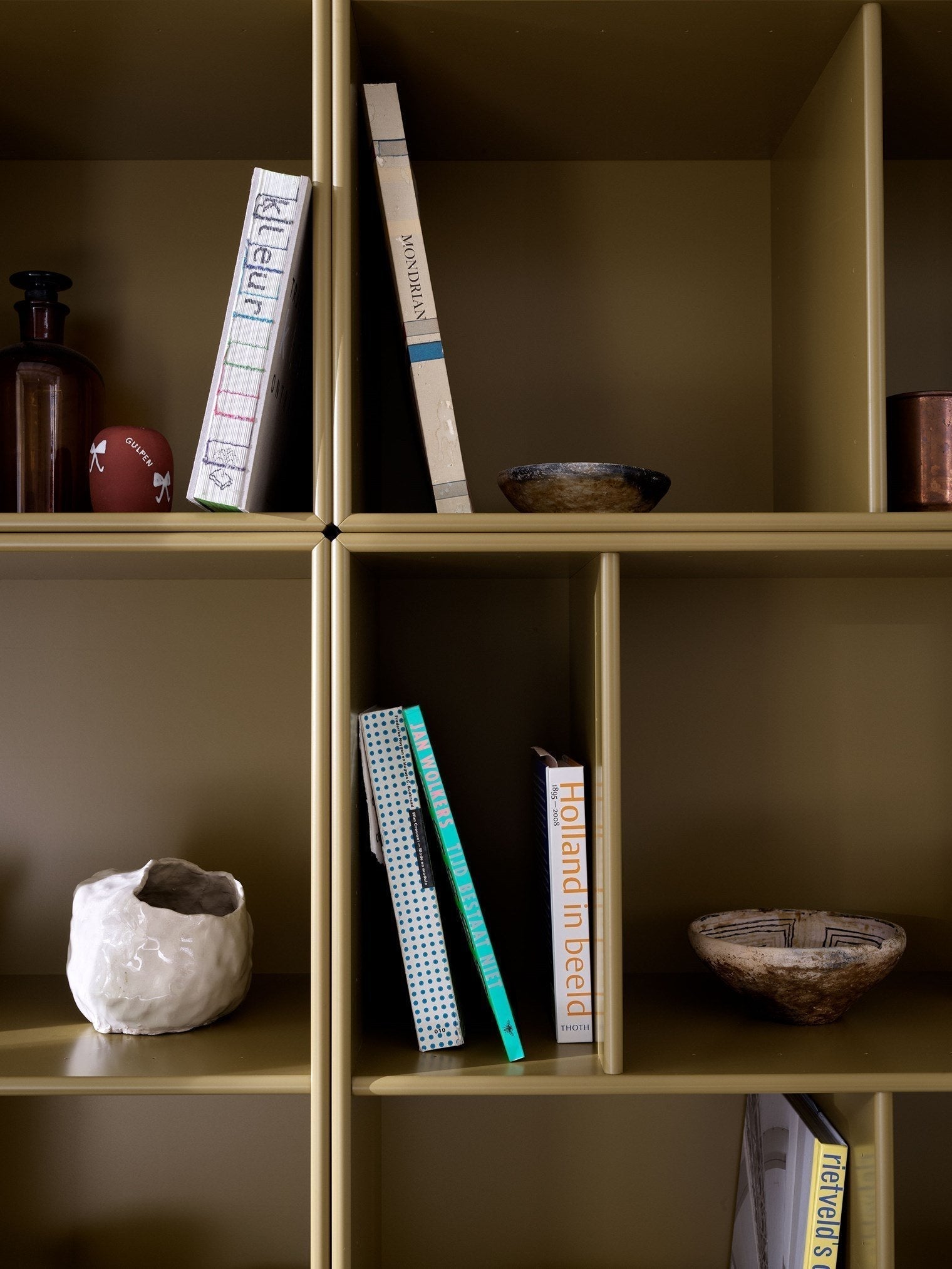 Montana przeczytaj przestronną półkę z książkami z cokolem o 7 cm, truffle szary