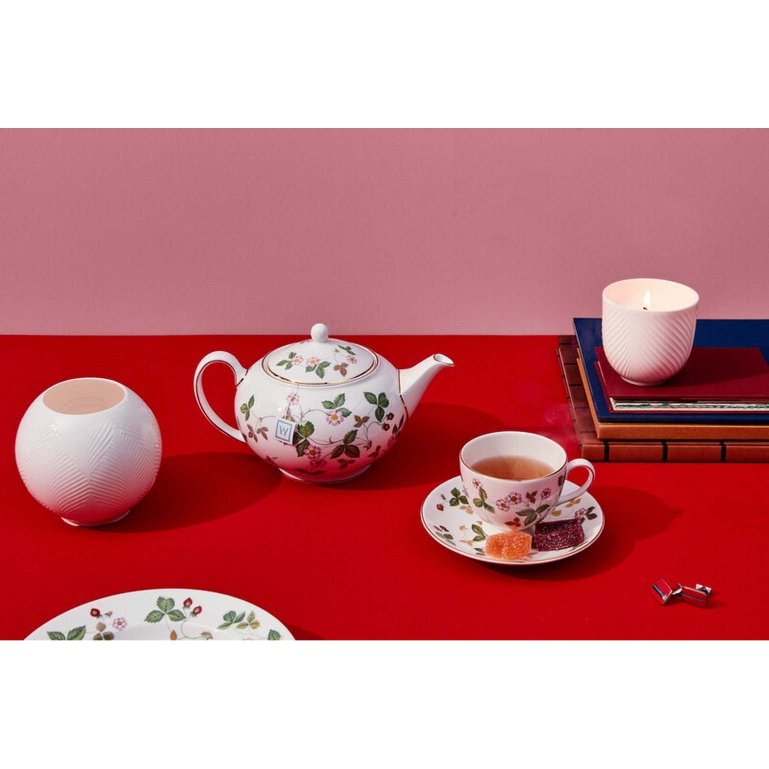 Wedgwood Wild Strawberry Teatacup and Saucer Leigh, 0,15 L
