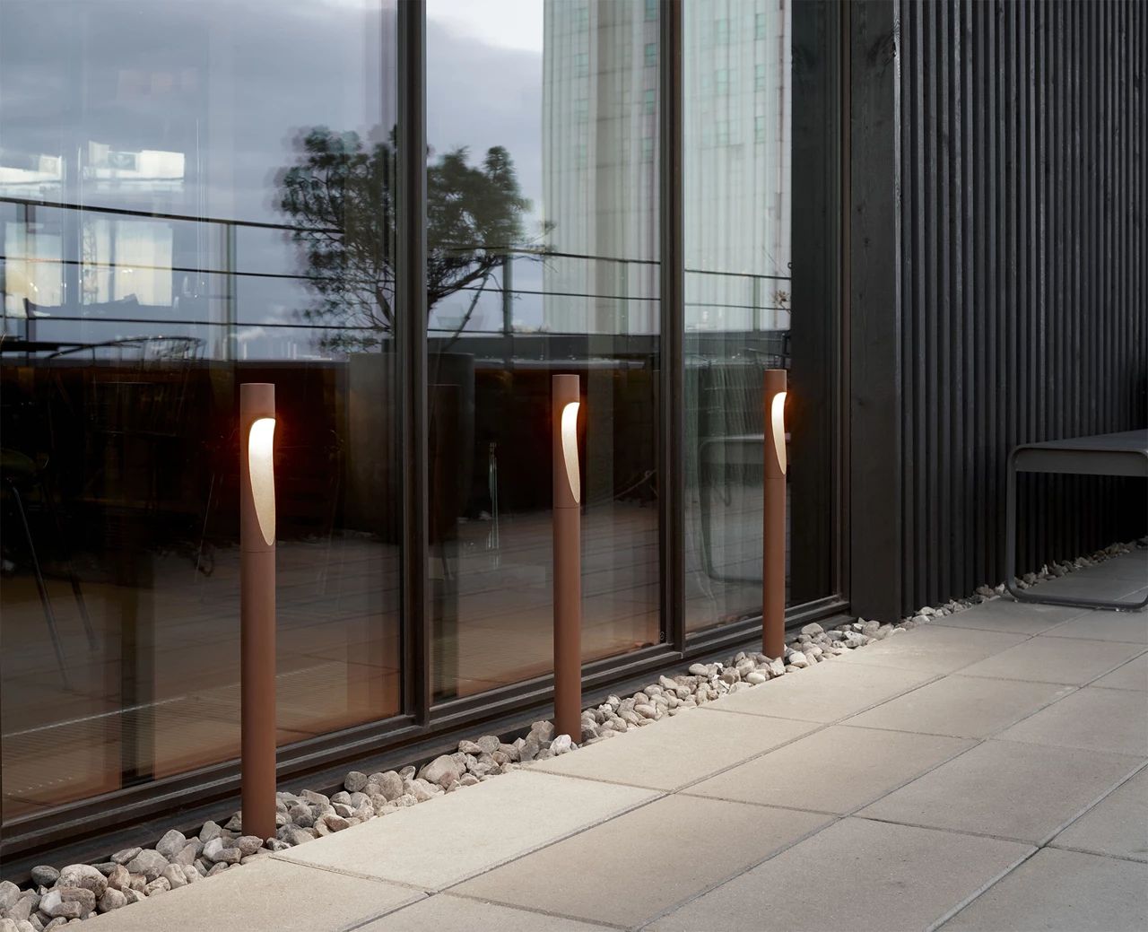 Louis Poulsen Flindt Garden Bollard LED 2700 K 6,5 W Baza z adapterem krótkim, aluminium